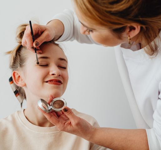 How to Choose the Right Bridal Makeup Artist (Avoid These Costly Mistakes)